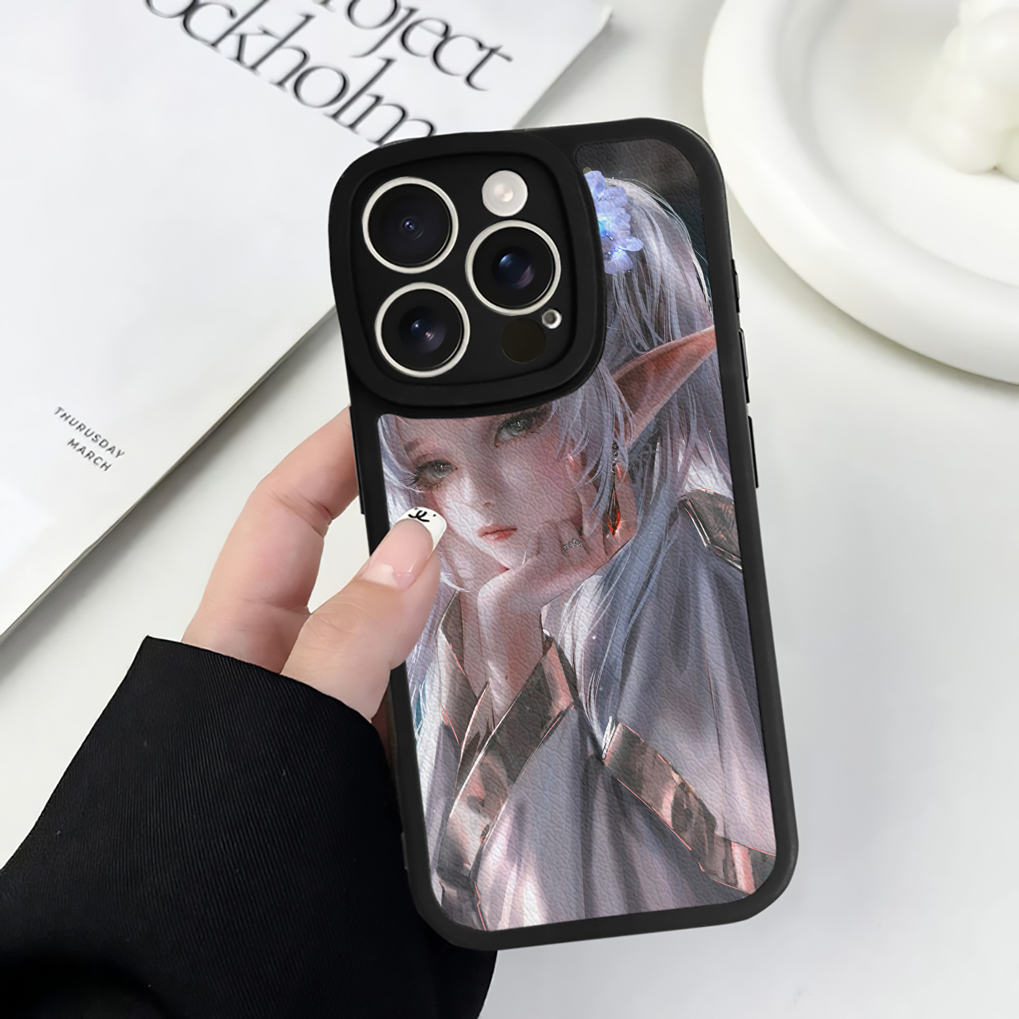 （画像用） 葬送のフリーレン Frieren 【iPhone 16シリーズ対応】シリコンスマホケース（レザー調） 材質：シリコン